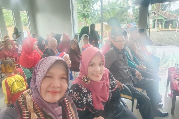 Poto bersama bunda Paud Al-Kahfi dan bpk. Penilik Paud 