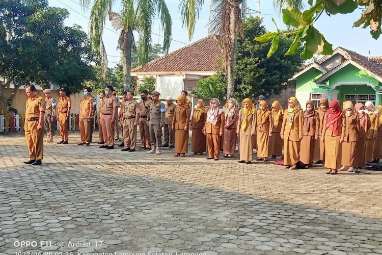 peserta apel mingguan yang terdiri dari staf kecamatan Palas dan Staf UPTD kecamatan Palas