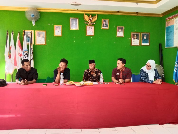 Wakili Camat Palas Lakukan pembinaan teknis sekaligus  pembentukan Panita Pemilihan Kepala Desa Sekertaris Camat Suyadi tekakkan netralitas panitia pilkades.