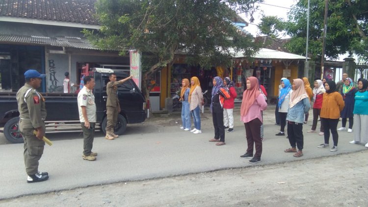 Kepala Satuan Polisi Pamong Praja Pimpin Latihan Linmas Perempuan Desa Bumidaya.