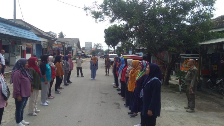 Kepala Satuan Polisi Pamong Praja Pimpin Latihan Linmas Perempuan Desa Bumidaya.