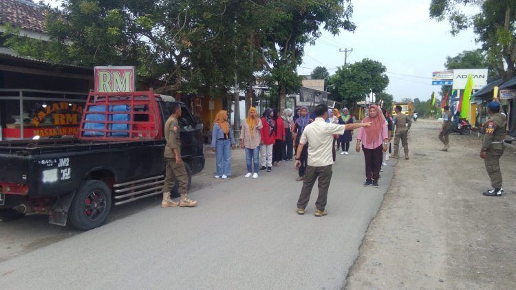 Kepala Satuan Polisi Pamong Praja Pimpin Latihan Linmas Perempuan Desa Bumidaya.
