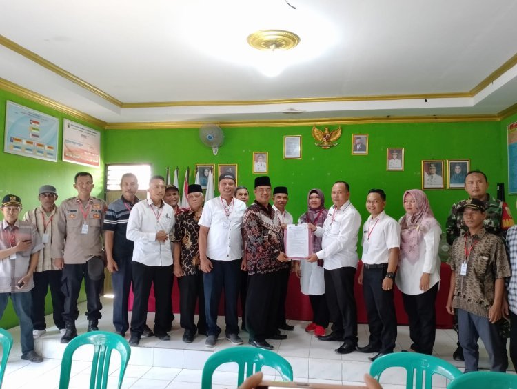 Dua Putra Terbaik Palas Pasemah Kembalikan Berkas Pendaftaran Bakal Calon Kepala Desa ke Panitia Pilkades