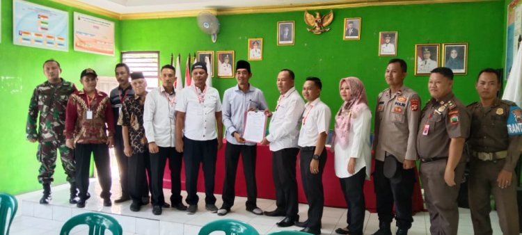 Dua Putra Terbaik Palas Pasemah Kembalikan Berkas Pendaftaran Bakal Calon Kepala Desa ke Panitia Pilkades