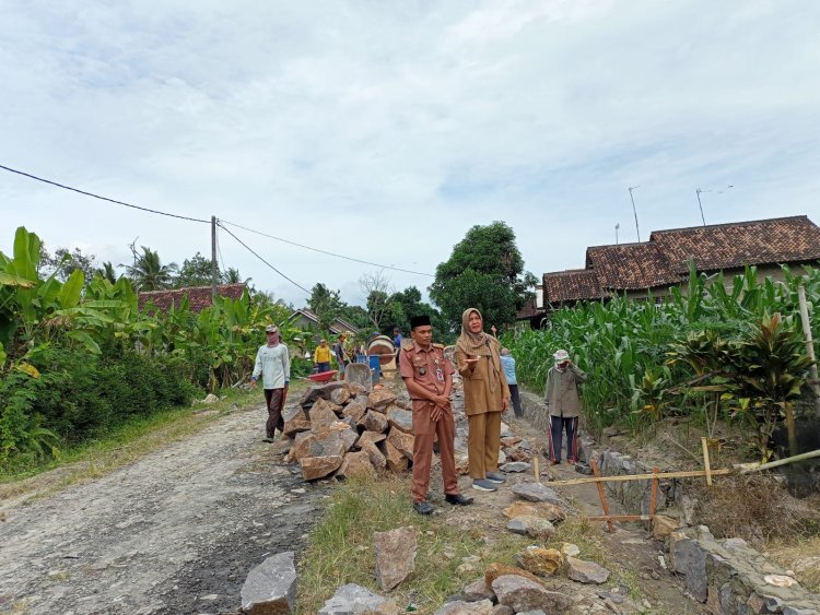 Camat Palas Cek Pembangunan Drainase diDesa Bumi Asih