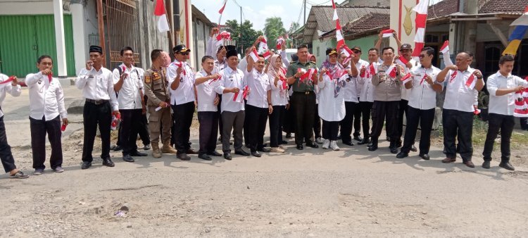 Rakor Bulanan Kecamatan Palas dilanjutkan dengan pembagian 100 Bendera Merah Putih.