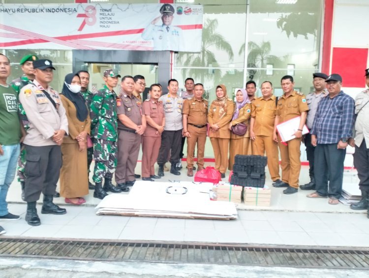 Camat Palas terima logistik Pemilihan Kepala Desa (PilKaDes) di Aula Way Pisang Kecamatan Palas.