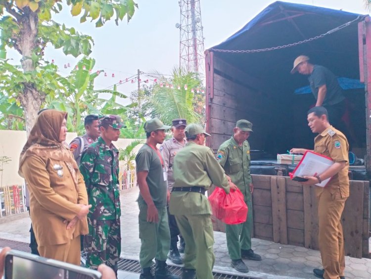 Camat Palas terima logistik Pemilihan Kepala Desa (PilKaDes) di Aula Way Pisang Kecamatan Palas.