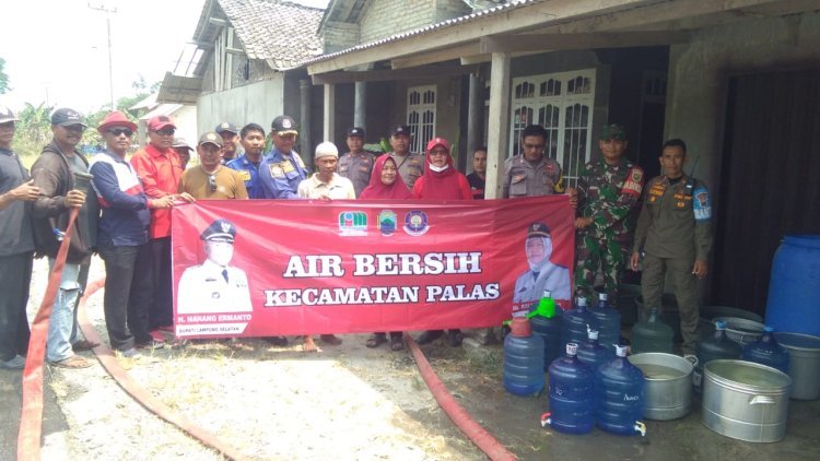 Pemerintah kecamatan palas bekerja sama dengan Dinas Pemadam Kebakaran dan Penyelamatan (DamKarMat) Lampung Selatan berikan bantuan Air Bersih untuk Dua Desa.