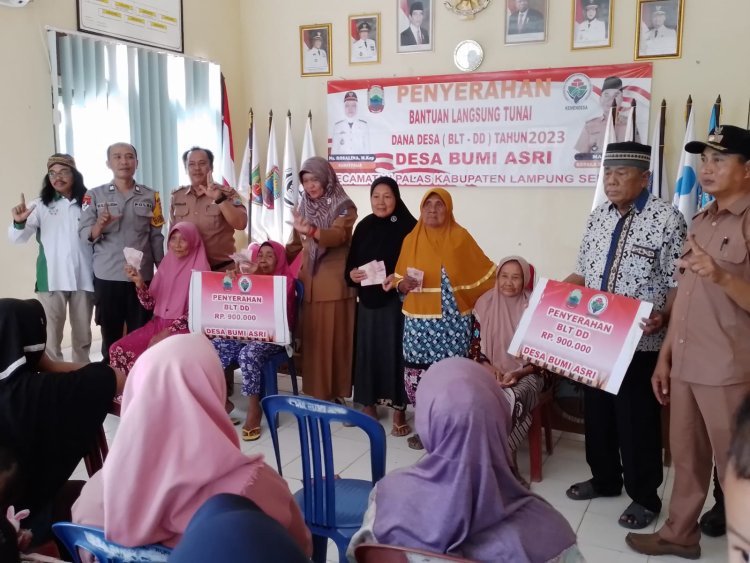 Camat Palas Hadiri penyerahan Bantuan Tunai Dana Desa (BLT -DD) Desa Bumi Asri.
