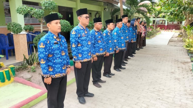 Camat Palas Rosalina Pimpin Upacara Peringatan Hari Pahlawan dilingkungan SMP Negeri 2 Palas.