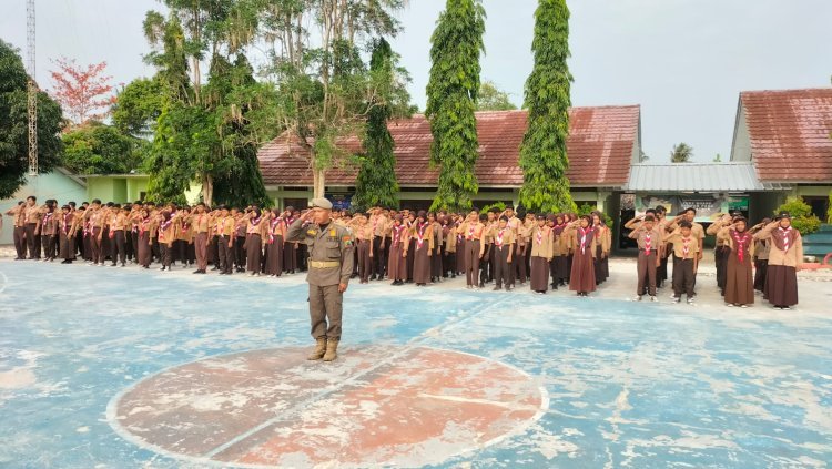 Camat Palas Rosalina Pimpin Upacara Peringatan Hari Pahlawan dilingkungan SMP Negeri 2 Palas.