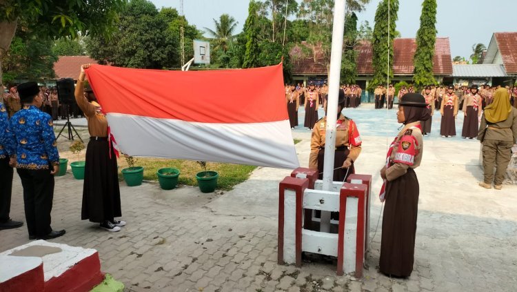 Camat Palas Rosalina Pimpin Upacara Peringatan Hari Pahlawan dilingkungan SMP Negeri 2 Palas.