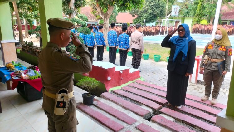 Camat Palas Rosalina Pimpin Upacara Peringatan Hari Pahlawan dilingkungan SMP Negeri 2 Palas.