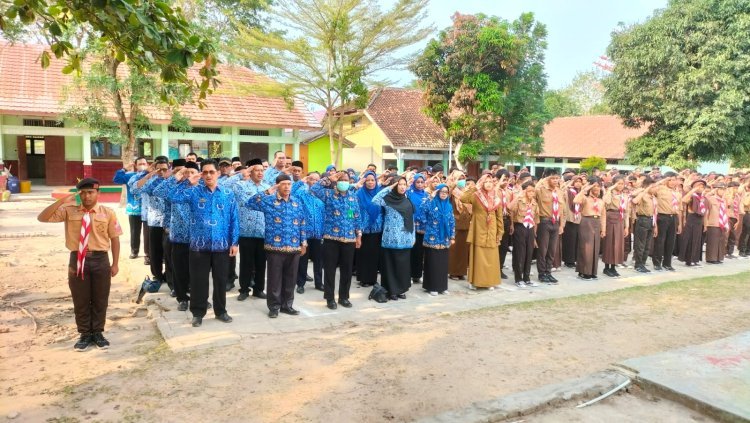 Camat Palas Rosalina Pimpin Upacara Peringatan Hari Pahlawan dilingkungan SMP Negeri 2 Palas.
