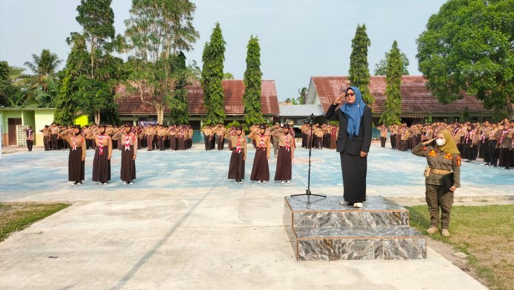 Camat Palas Rosalina Pimpin Upacara Peringatan Hari Pahlawan dilingkungan SMP Negeri 2 Palas.